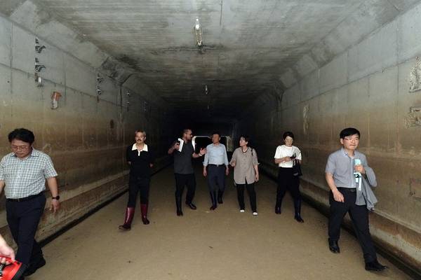 신상진 성남시장이 지난달 30일 건축가 하비에르 산체스 (Javier Sanchez)와 함께 옛 하수종말처리장 지하공동구를 살펴보며 의견을 나누고 있다. /성남시 제공
