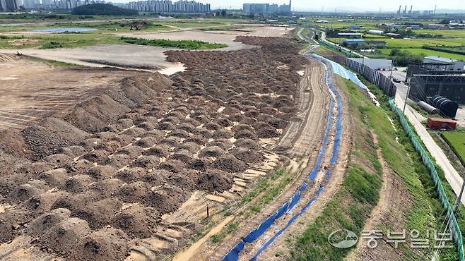 평택 고덕국제신도시 좌교리 일대 경관 녹지가 장벽형 고성토로 조성되며 원주민들이 피해를 호소하고 있는 가운데 사진은 2일 오전 평택 고덕신도시 좌교리에 조성되고 있는 장벽형 고성토의 모습. 노민규기자