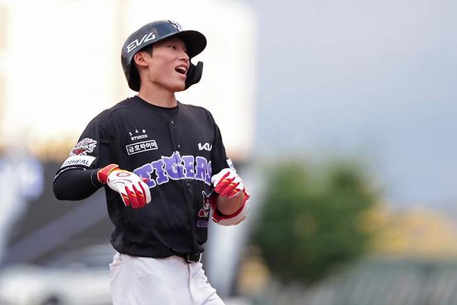 KIA 타이거즈 김호령이 지난달 21일 광주-기아챔피언스필드에서 열린 키움과의 경기에서 1회말 솔로 홈런을 터뜨린 후 베이스를 돌고 있다. /사진=KIA타이거즈 제공