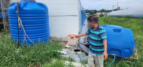 ◇2일 오후 강릉시 송정동 비닐하우스에서 다육식물을 재배하는 안병우씨가 빗물을 저장하는 시설을 설명하고 있다. 안씨는 현재 약 4톤 가량을 저장하고 있지만 사상 최악의 가뭄으로 한달도 못 버틸 것이다고 밝혔다.