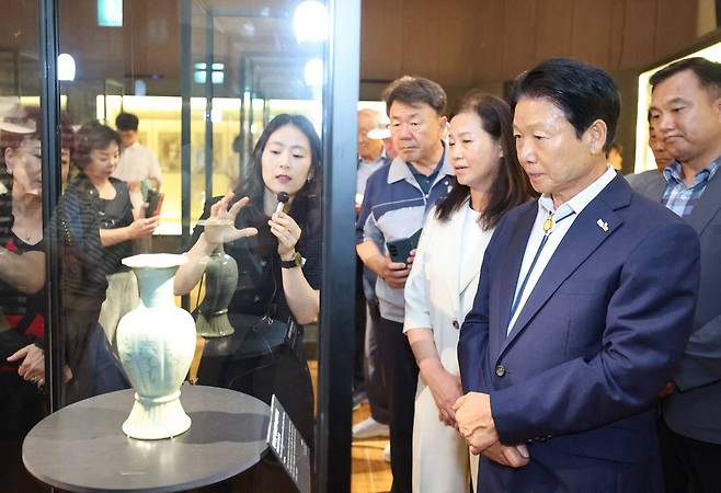 이병환 성주군수가 이건희 컬렉션‘ 특별전의 전시 유물을 감상하고 있다. /성주군 제공