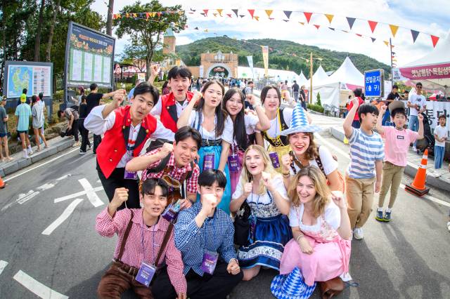 지난해 독일마을 맥주축제 모습. 올해는 축제장과 주차공간이 한층 확대되고 프로그램도 더 다양해질 전망이다. 남해군 제공