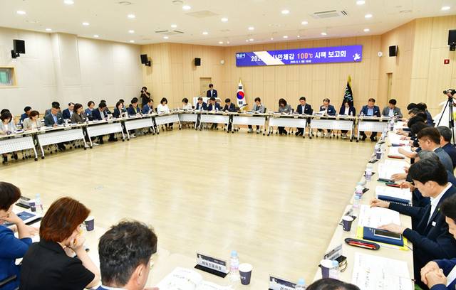 ▲ 경산시는 지난 1일 임당유적전시관에서 조현일 시장을 비롯한 국·소·본부장 및 각 부서장들이 참석한 가운데 '시민체감 100℃ 시책보고회'를 개최했다. 이번 보고회에서는 총 58건의 신규 시책이 발표됐다. 경산시.