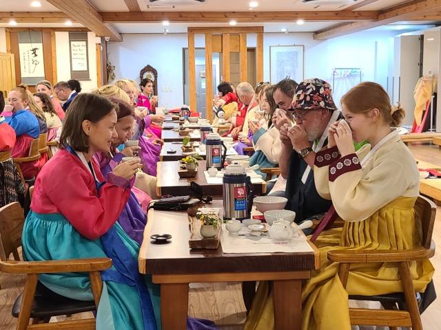 외국인 관광객들이 하동에서 다도체험을 하고 있다./경남도/