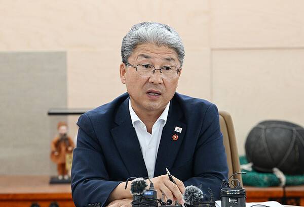 2일 행정구역 수 관련 도민여론조사 결과에 대한 입장을 밝히고 있는 이상봉 제주도의회 의장.