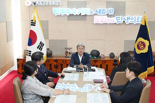 2일 행정구역 수 관련 도민여론조사 결과에 대한 입장을 밝히고 있는 이상봉 제주도의회 의장.