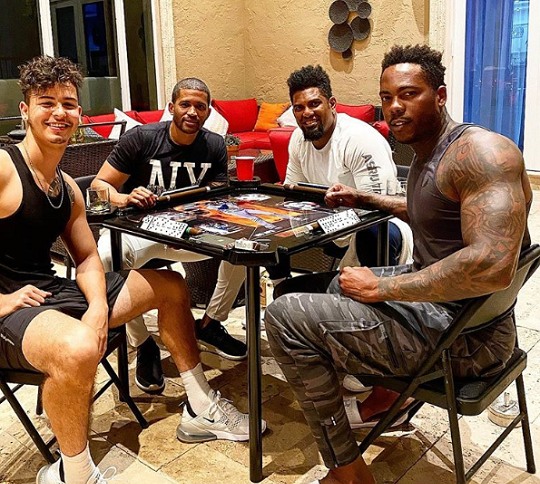 우람한 팔 근육을 자랑한 채프먼(사진=아롤디스 채프먼 공식 트위터)