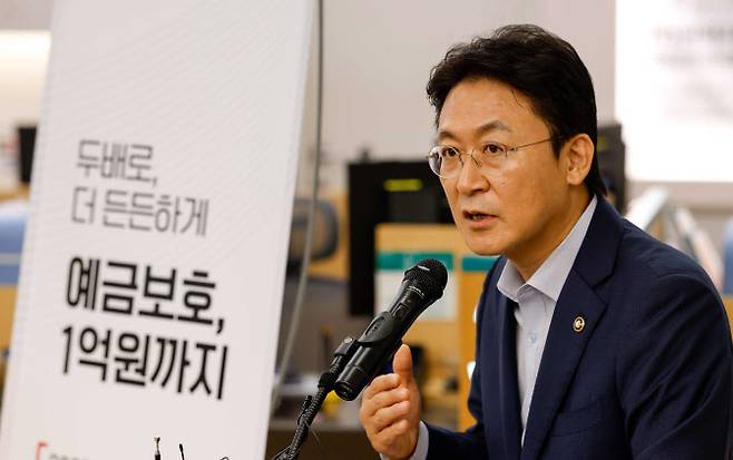 예금보호한도가 5천만원에서 1억원으로 상향된 1일 권대영 금융위원회 부위원장이 서울 중구 하나은행 본점을 방문, 예금상품 가입을 마친 뒤 발언하고 있다.(사진=금융위원회)