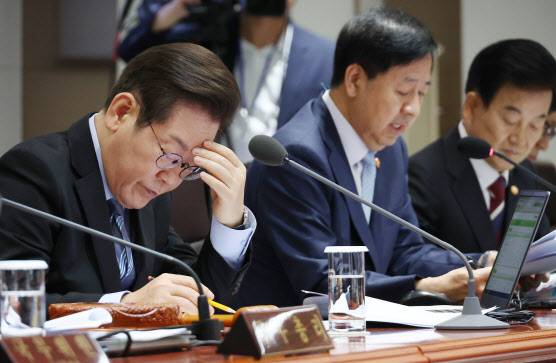 이재명 대통령이 2일 용산 대통령실에서 열린 국무회의에서 현안 토의 자료를 살피고 있다.(사진=연합뉴스)