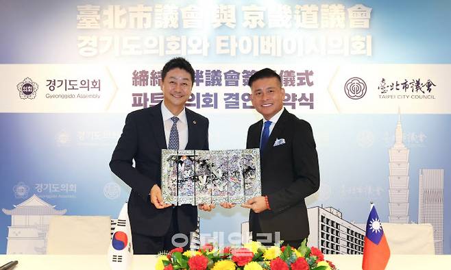 지난 1일 타이베이시의회를 방문한 김진경 경기도의회 의장(왼쪽)이 다이시친 타이베이시의회 의장에게 기념품을 전달하고 있다. 양 의회는 이날 협력관계 강화를 위한 친선의원연맹 협약을 체결했다.(사진=경기도의회)