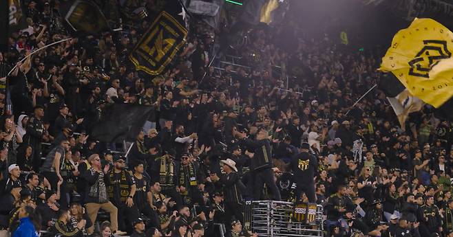 LA FC팬들이 응원하고 있다