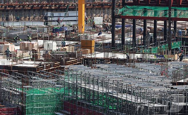 서울 시내 한 아파트 건설현장에서 노동자들이 작업하고 있다.(자료사진) /뉴스1 ⓒ News1 김도우 기자