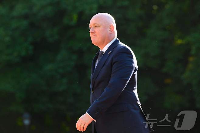 6월 24일(현지시간) 네덜란드 헤이그에서 크리스토퍼 럭슨 뉴질랜드 총리가 북대서양조약기구(NATO) 정상회의 기간 중 하위스텐보스 왕궁에서 열린 사교 만찬에 향하고 있다. 2025.06.24. ⓒ AFP=뉴스1 ⓒ News1 윤다정 기자