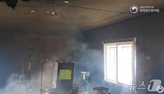 1일 충남 청양 충청소방학교에서 전기오토바이 배터리 열폭주 화재 실험을 하고 있다.(국립소방연구원 제공)