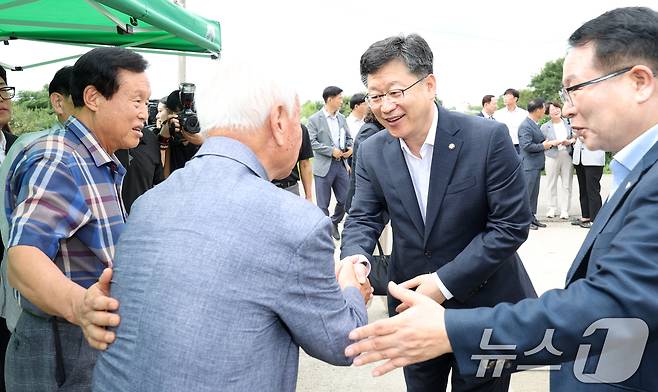 안호영 환경노동위원회 위원장(오른쪽 두번째)이 2일 전북 익산시 왕궁 자연환경복원사업 관련 현장을 찾아 주민들과 인사를 나누고 있다. 2025.9.2/뉴스1 ⓒ News1 유경석 기자