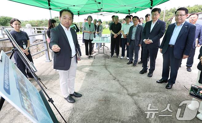안호영 환경노동위원회 위원장(오른쪽 두번째)이 2일 전북 익산시 왕궁정착농원 일원을 찾아 '왕궁 자연환경복원사업 관련 현장' 사업 설명을 듣고 있다. 2025.9.2/뉴스1 ⓒ News1 유경석 기자
