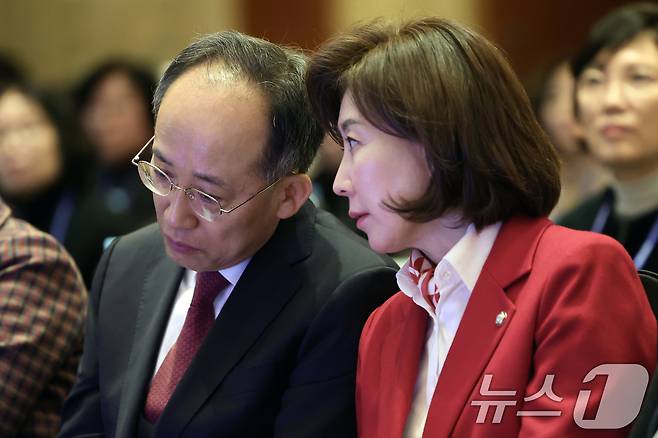 국민의힘 추경호(왼쪽), 나경원 의원이 26일 오전 서울 중구 롯데호텔에서 열린 '제94회 정기 대의원 총회'에서 대화를 나누고 있다. 2025.2.26/뉴스1 ⓒ News1 황기선 기자