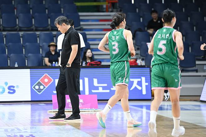 이상범 감독(왼쪽)이 이끄는 부천 하나은행이 2일 열린 2025 BNK금융 박신자컵 조별리그 B조 2차전에서 덴소에 대패했다. (WKBL 제공)