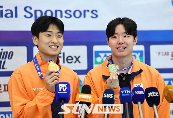 '2025 세계개인배드민턴선수권대회' 남자 복식 정상에 오른 김원호(왼쪽)와 서승재가 2일 오후 인천국제공항 제1터미널을 통해 귀국해 금메달을 들어보이고 있다. 서승재·김원호는 지난 1일(한국 시간) 프랑스에서 열린 '2025 세계개인배드민턴선수권대회' 남자 복식 결승전에서 중국의 천보양·류이를 게임 스코어 2-0으로 제압하고 정상에 올랐다. /사진=뉴시스