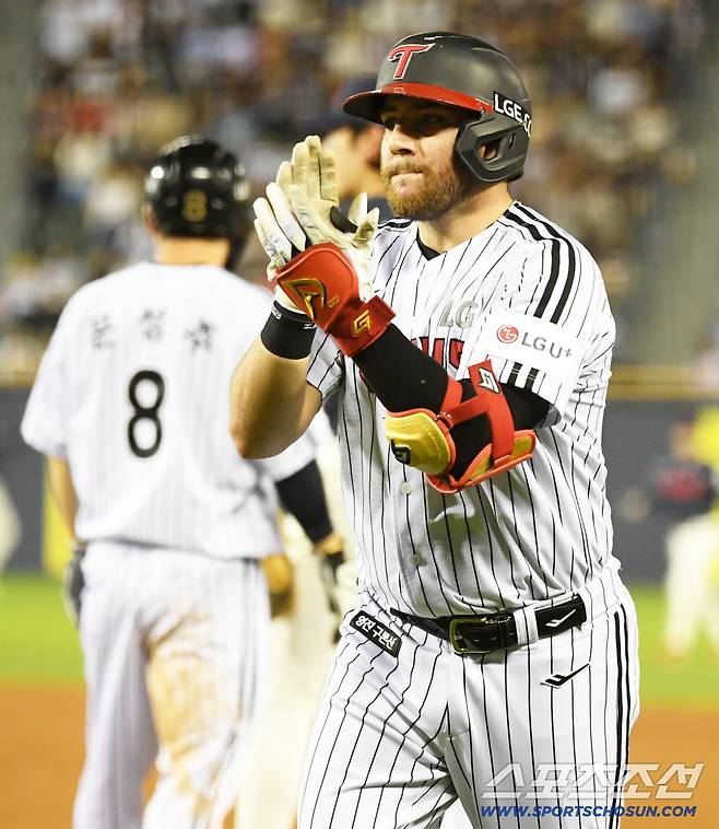 2일 잠실구장에서 열린 LG 트윈스와 롯데 자이언츠의 경기. LG 오스틴이 1타점 희생타를 기록한 뒤 기뻐하고 있다. 잠실=박재만 기자 pjm@sportschosun.com/2025.09.02/