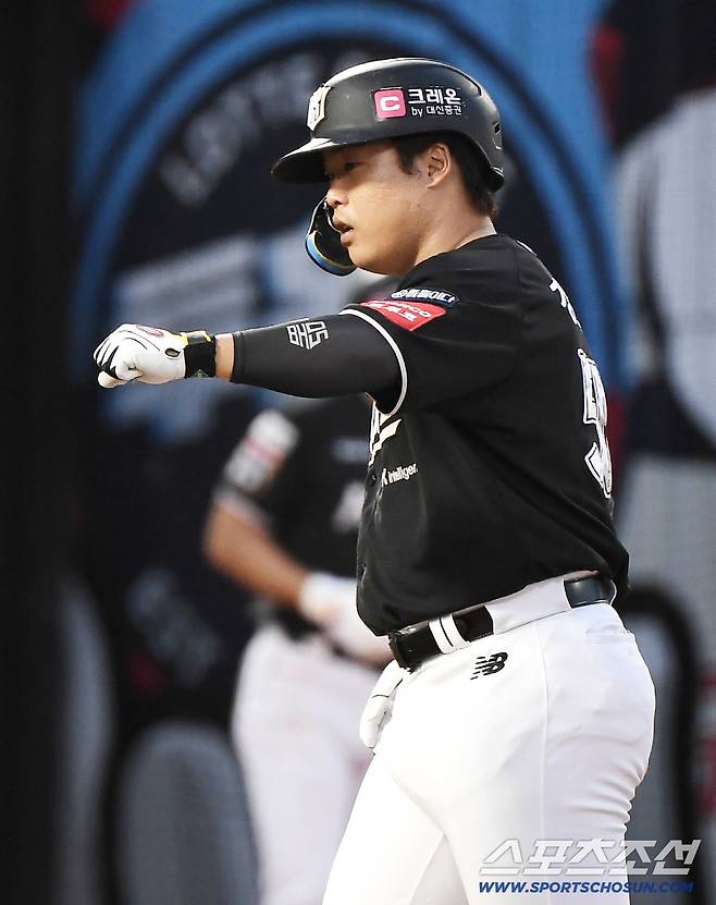 27일 부산 사직구장에서 열린 KT-롯데전. 2회초 무사. 강백호가 솔로포를 친 후 환영받고 있다. 부산=정재근 기자 cjg@sportschosun.com/2025.8.27/