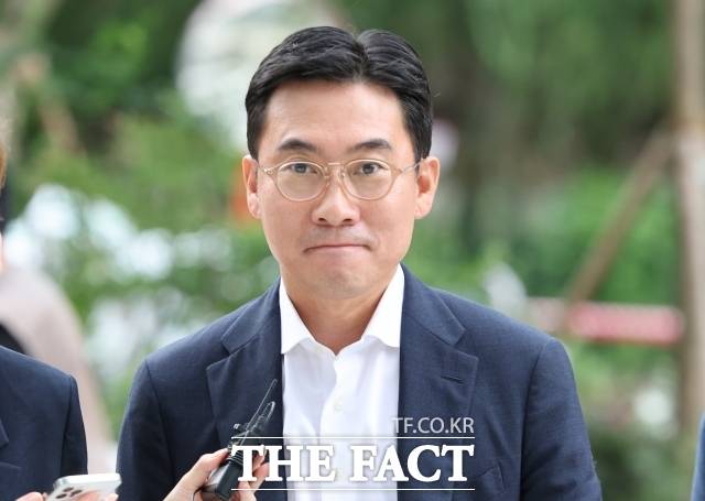 ‘이른바 '집사 게이트 의혹'에 연루된 조영탁 IMS모빌리티(옛 비마이카) 대표 등이 2일 구속 기로에 선다. 박정호 서울중앙지법 영장전담 부장판사는 이날 오전 10시30분부터 특정경제범죄가중처벌법상 배임·횡령 등 혐의를 받는 조 대표와 민경민 오아시스에쿼티파트너스 대표, 증거은닉 혐의를 받는 모재용 IMS모빌리티 경영지원실 이사에 대한 구속영장 실질심사를 진행한다.