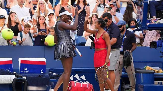 경기 중 하이파이브를 하고 있는 비너스와 페르난데스(오른쪽). US오픈