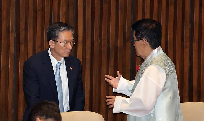 박지원 더불어민주당 의원이 1일 오후 서울 여의도 국회에서 열린 제429회 국회(정기회) 개회식에서 정성호 법무부 장관과 대화하고 있다. /뉴스1