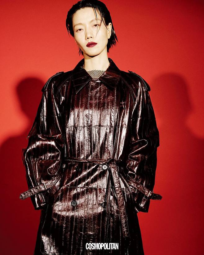 레더 트렌치코트 Jaden Cho. 이너 톱 Hannah Shin.