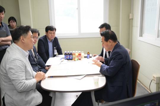 논산시는 지난 1일 관내 기업체인 농업회사법인 상경에프앤비(주)와 경성지대공업(주)를 방문해 산업 현장을 살펴보고 기업의 목소리를 듣는 시간을 가졌다. 논산시 제공