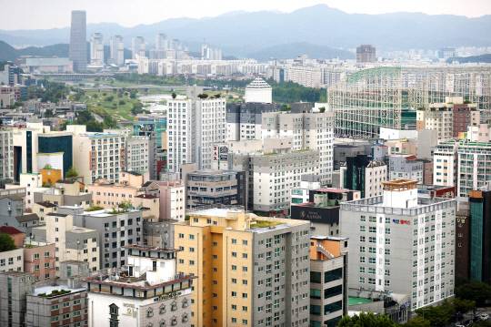 대전 유성 봉명지구 내 고밀도 주거시설이 무분별하게 인허가되면서 학생 배치 등 각종 부작용이 우려되고 있다. 2일 대전 유성구 봉명동에 주상복합과 오피스텔이 빽빽하게 들어서 있다. 김영태 기자