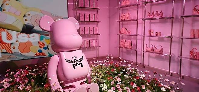 글로벌 럭셔리 패션 하우스 MCM이 프리즈 위크 2025를 맞아 서울 청담 MCM 하우스에서 '베어브릭 인 엠씨엠 원더랜' 전시를 열었다.ⓒ데일리안 남가희 기자