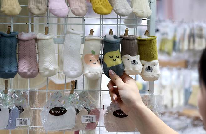 28일 대구 북구 엑스코에서 열린 제45회 대구 베이비&키즈페어를 찾은 관람객이 유아용 양말을 살펴보고 있다. 2025.08.28. 대구=뉴시스