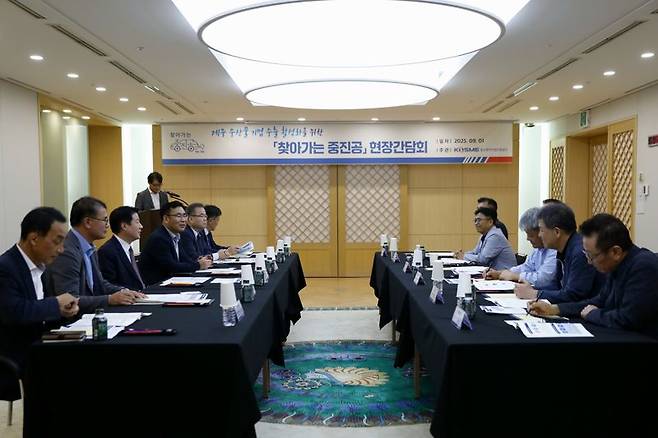 지난 1일 찾아가는 중진공 제주도 현장 간담회에서 강석진 중진공 이사장(왼쪽 3번째)이 발언하고 있다. 중소벤처기업진흥공단 제공