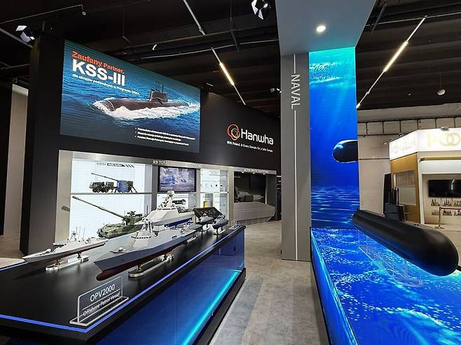 폴란드 키엘체에서 2∼5일(현지시간) 열리는 동유럽 최대 방산 전시회 '국제 방위산업 전시회(MSPO 2025)'에 참가한 한화 부스에 장보고-III 배치-II 등 주요 제품이 전시돼 있다. 한화에어로스페이스 제공