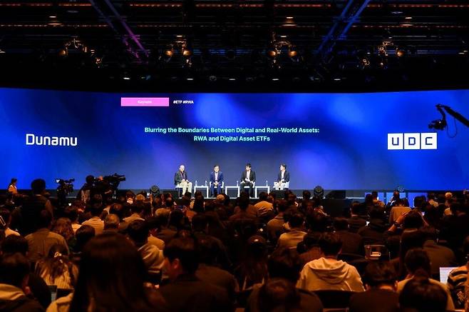 국내 최대 블록체인 축제인 업비트 D 컨퍼런스(UDC) 2024에서 패널들이 토론하고 있다. 올해 8회를 맞는 UDC는 오는 9일 서울 그랜드 인터컨티넨탈 파르나스에서 열린다. 업비트 제공