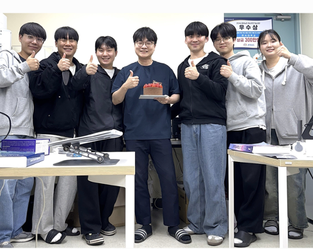 .독일 항공우주국 국제대회에서 준우승을 차지한 한서대 무인항공기학과 학생들이 기념 포즈를 취하고 있다. 한서대 제공