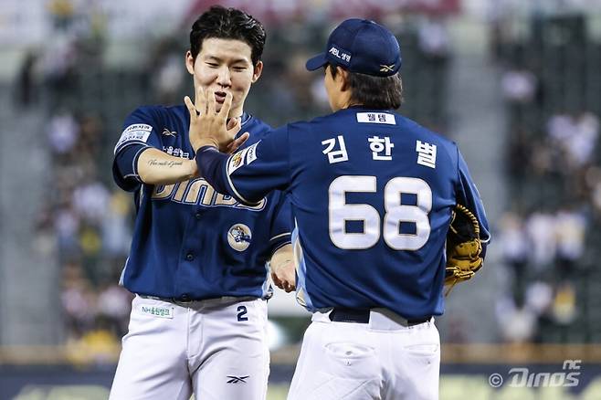 올 시즌 내야 백업으로 기대 이상의 존재감을 보여주는 김한별. 경기 중 박민우와 하이파이브를 하고 있다. NC 제공