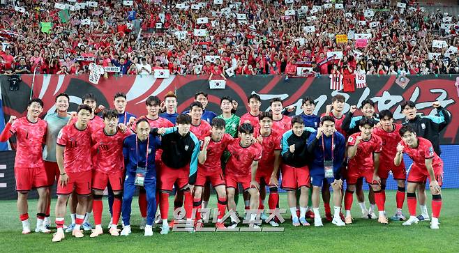 11회 연속 월드컵 본선 진출을 확정지은 대한민국 축구대표팀이 10일 오후 서울 마포구 서울월드컵경기장에서 2026 FIFA 북중미 월드컵 아시아지역 3차 예선 최종전 쿠웨이트와의 경기를 4대 0 승리로 마쳤다. 경기 후 본선 진출 축하행사를 마친 대표팀 선수들이 붉은악마 응원단 앞에서 기념촬영을 하고 있다. 상암=김민규 기자 mgkim1@edaily.co.kr /2025.06.10/