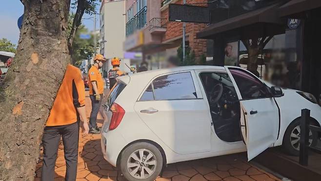 오늘(2일) 오전 제주시 노형동의 한 건물로 돌진한 차량 (사진, 강명철 기자)
