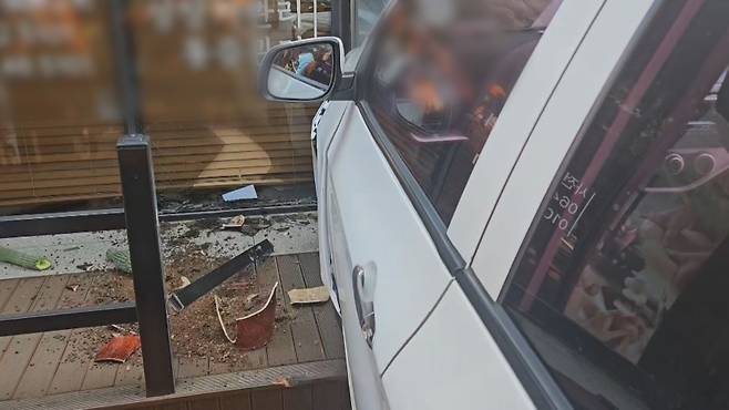 오늘(2일) 오전 제주시 노형동의 한 건물로 돌진한 차량 (사진, 강명철 기자)