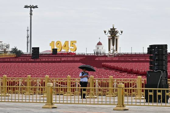 3일 열린 '항일전쟁 및 세계 반파시스트 전쟁 승전(전승절) 80주년 열병식'을 위해 설치된 관중석 앞을 공안 요원이 지키고 있다. AFP=연합