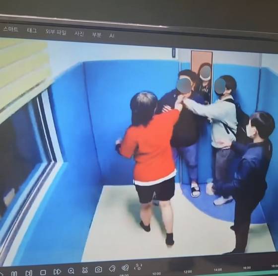 2023년 대구청소년디딤센터 담당 학생이 센터 직원들에게 위협을 가하고 있다. 피해를 입은 이종창(37)씨는 "고위험군 청소년들을 상대하다보면 다치는 일이 비일비재한데 보호 체계는 부재하다"고 말했다. 사진 독자