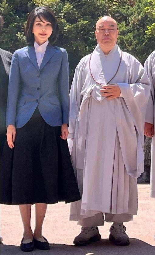 2022년 5월 김건희 여사가 대한불교 천태종 총본산인 충북 단양 구인사를 방문, 총무원장인 무원 스님과 기념촬영을 하고 있다. 당시 입은 치마의 가격이 5만원대인 것으로 알려져 화제가 됐다. 연합뉴스