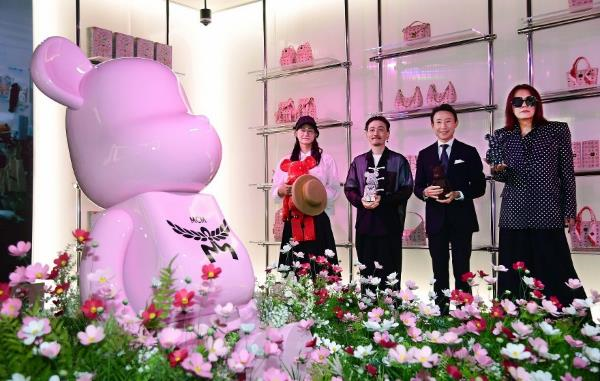 왼쪽부터 노부키 히즈메 작가, 켄 야시키 작가, 이사오 우에하라 인덴야 대표, 타츠히코 아카시 메디콤토이 CEO. MCM 제공