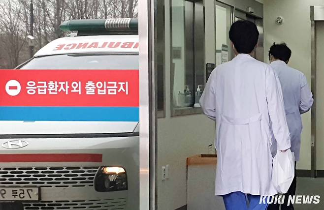 서울의 한 대학병원에서 의료진이 이동하고 있다. 곽경근 기자