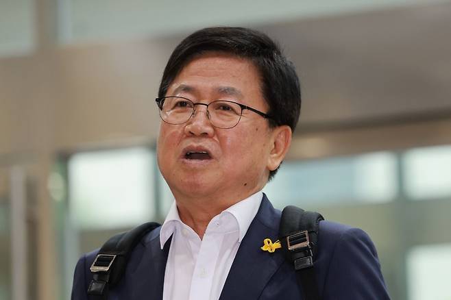 최교진 사회부총리 겸 교육부 장관 후보자가 지난달 14일 인사청문회 준비 사무실이 마련된 서울 영등포구 여의도 한국교육시설안전원으로 출근하며 취재진 질문에 답하고 있다. 연합뉴스