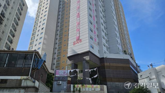 2일 오후 인천 미추홀구 한 주상복합건물. 곳곳에 유치권 행사 중임을 알리는 현수막 등이 붙어 있다. 박기웅기자