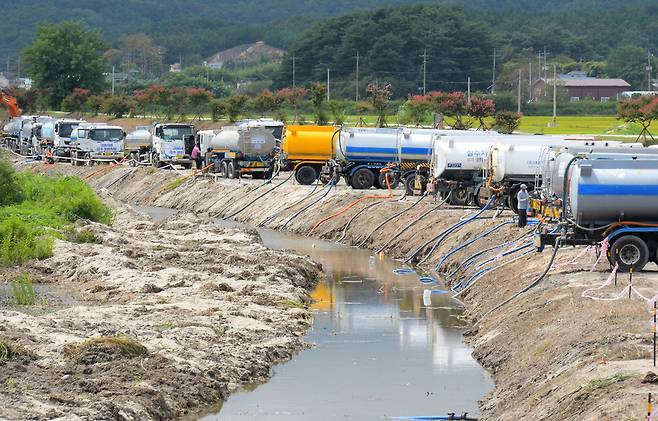 2일 강원도 강릉시 외곽 한 하천에서 전국에서 모인 살수차들이 오봉저수지에 투입할 물을 취수하고 있다. 연합뉴스