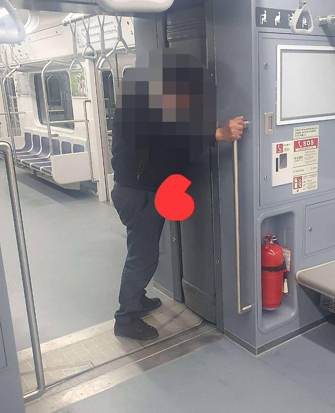 지난 2월 1호선 천안 방향에서 한 남성이 연결 통로에서 소변을 보고 있다. /사진=온라인 커뮤니티